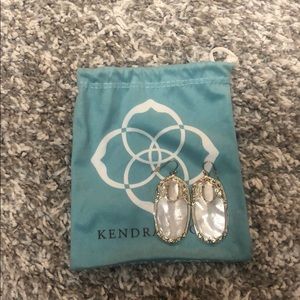 KENDRA SCOTT Gold Danielle Earrings in Ivory Pearl